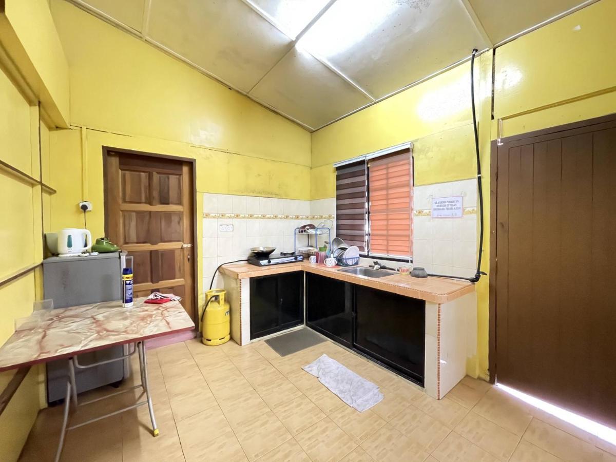 Aiza Homestay Opposite Abang Strawberry Taman Sedia Tanah Rata Exterior photo