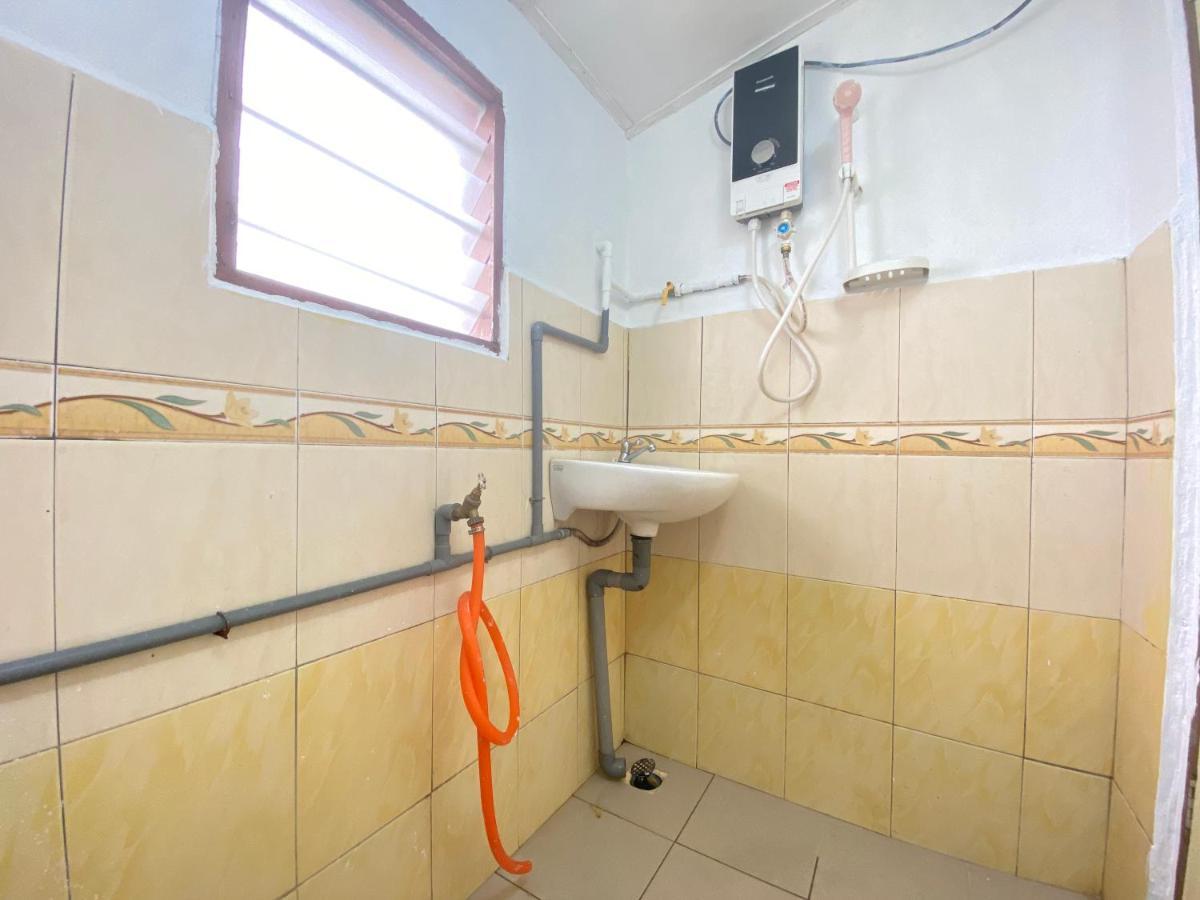 Aiza Homestay Opposite Abang Strawberry Taman Sedia Tanah Rata Exterior photo