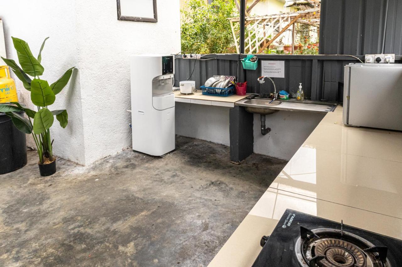 Aiza Homestay Opposite Abang Strawberry Taman Sedia Tanah Rata Exterior photo
