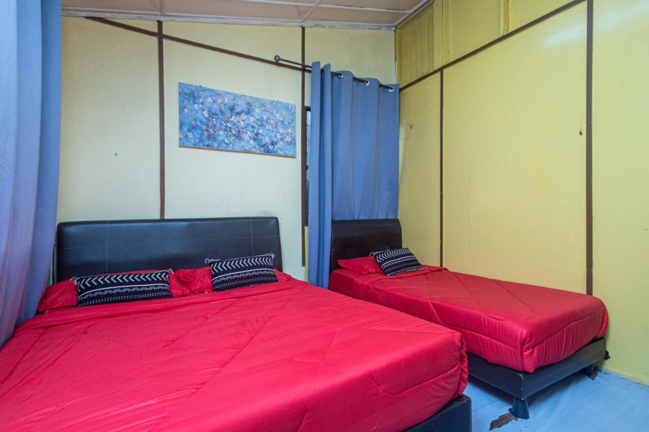 Aiza Homestay Opposite Abang Strawberry Taman Sedia Tanah Rata Exterior photo