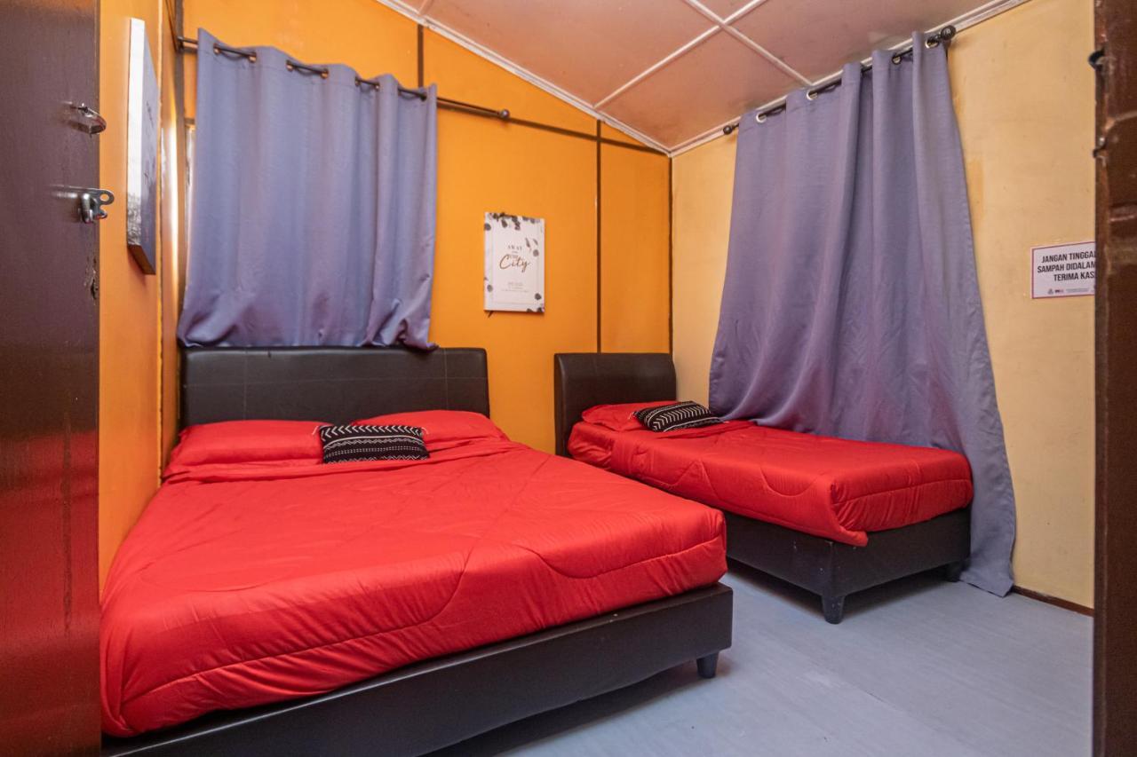 Aiza Homestay Opposite Abang Strawberry Taman Sedia Tanah Rata Exterior photo